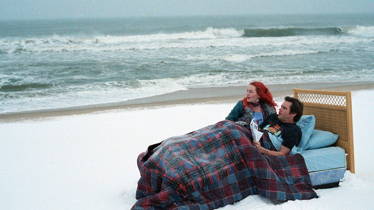 Kate Winslet dan Jim Carrey dalam salah satu scene epik di pinggir pantai
